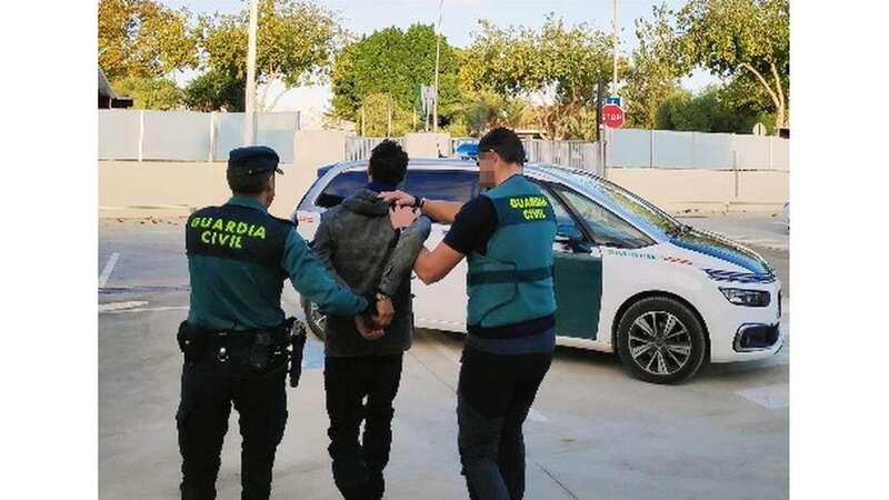Imagen de archivo de un detenido por la Guardia Civil (Foto TA)